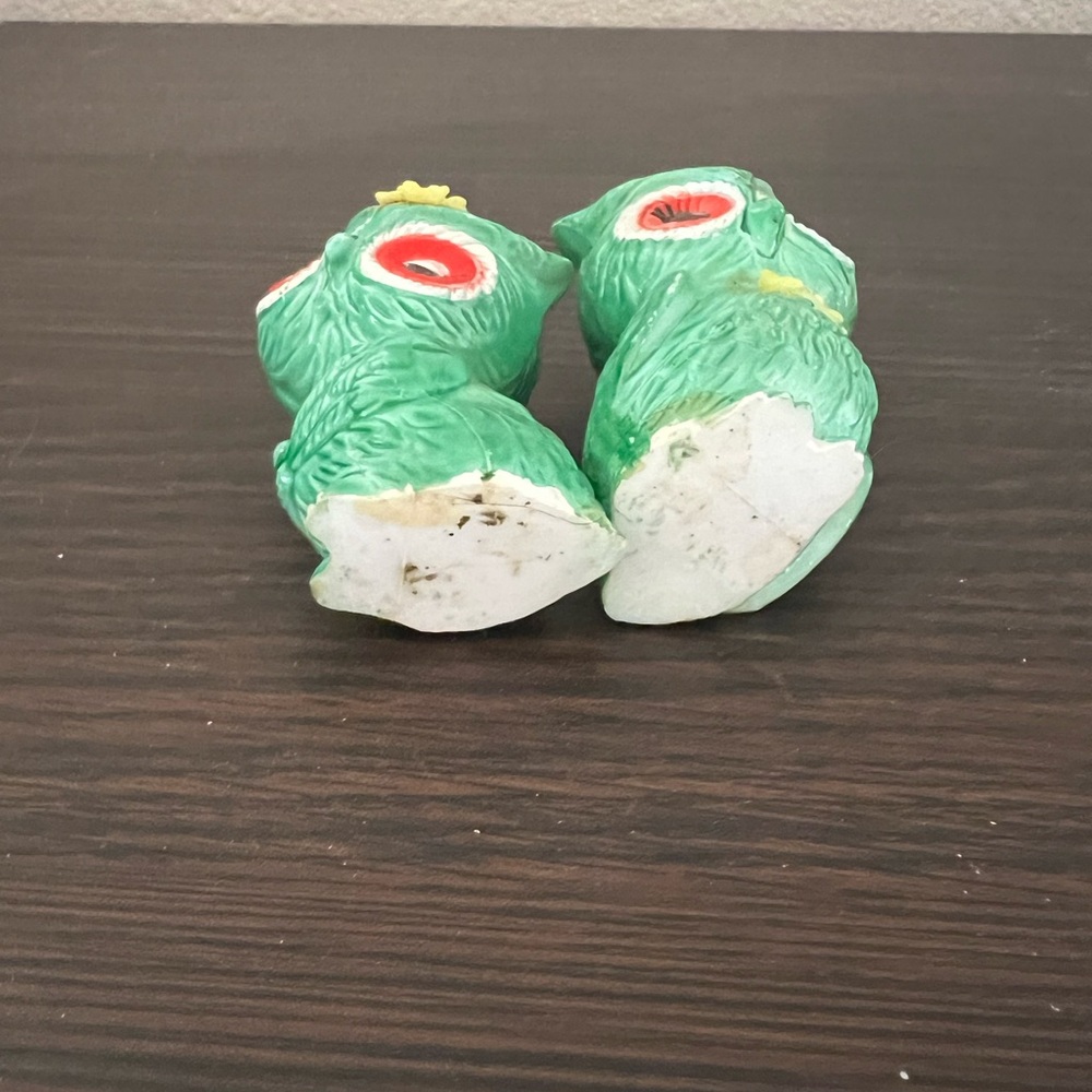 Green Owl Salt & Pepper Shakers with Red Eyes - Picture 3 of 3